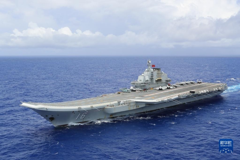 遼寧艦在某海域機動航行。新華社