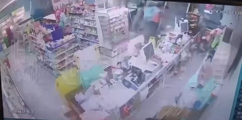 某間超商店員本想撐住玻璃門，卻連門一同被強風吹飛。（圖／翻攝自臉書「爆料公社」）