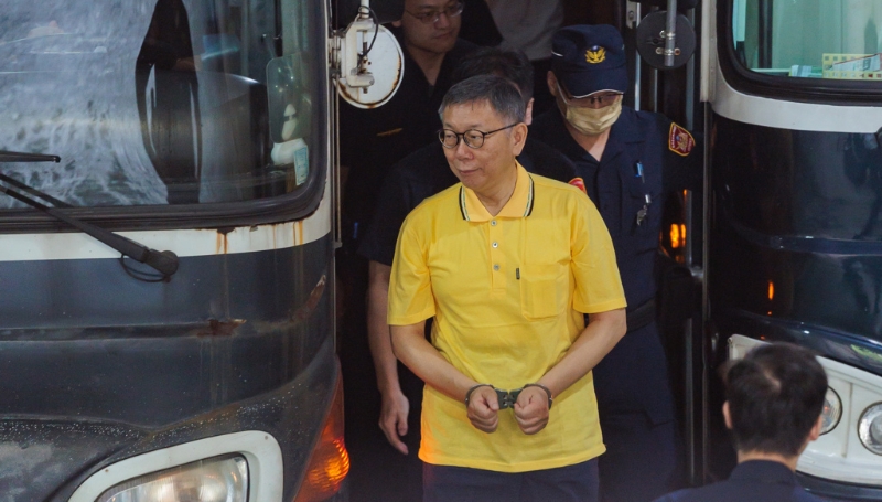 民眾黨主席柯文哲遭羈押禁見，發色也成為討論的焦點。