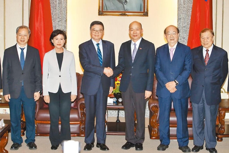 原訂4日由“立法院長”韓國瑜作東的朝野和解飯，因臺風擾局決延期。圖為“行政院長”卓榮泰（左三）拜會韓國瑜（右三）。
