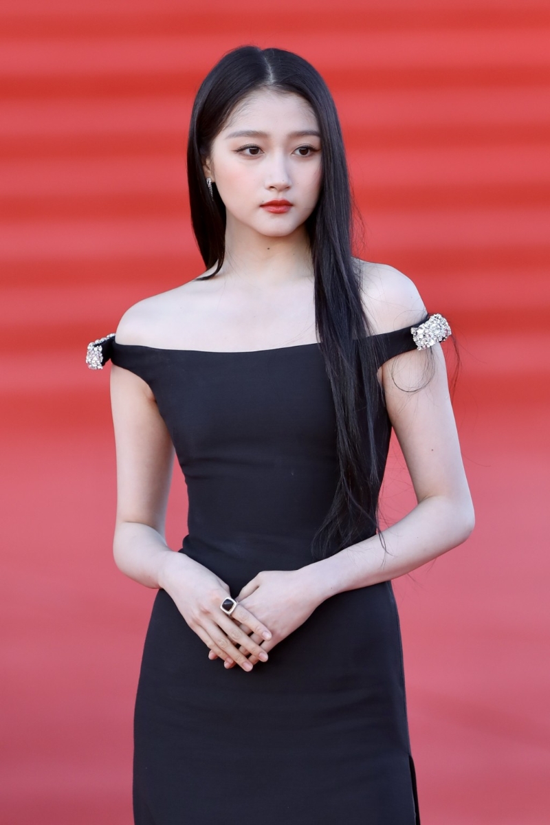 關曉彤，滿族老姓瓜爾佳氏，生于北京，中國女演員、歌手。 中新社