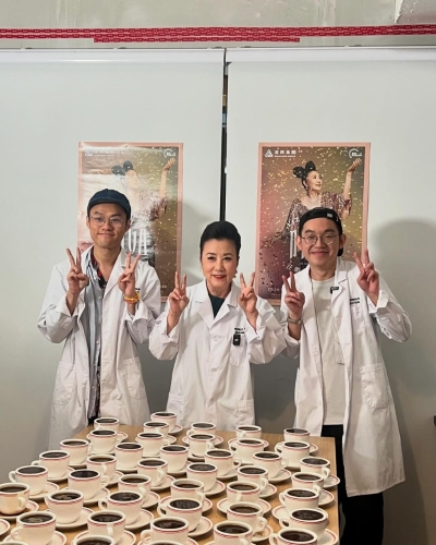近日汪明荃竟然在社交平臺分享自己“轉行”斟咖啡。