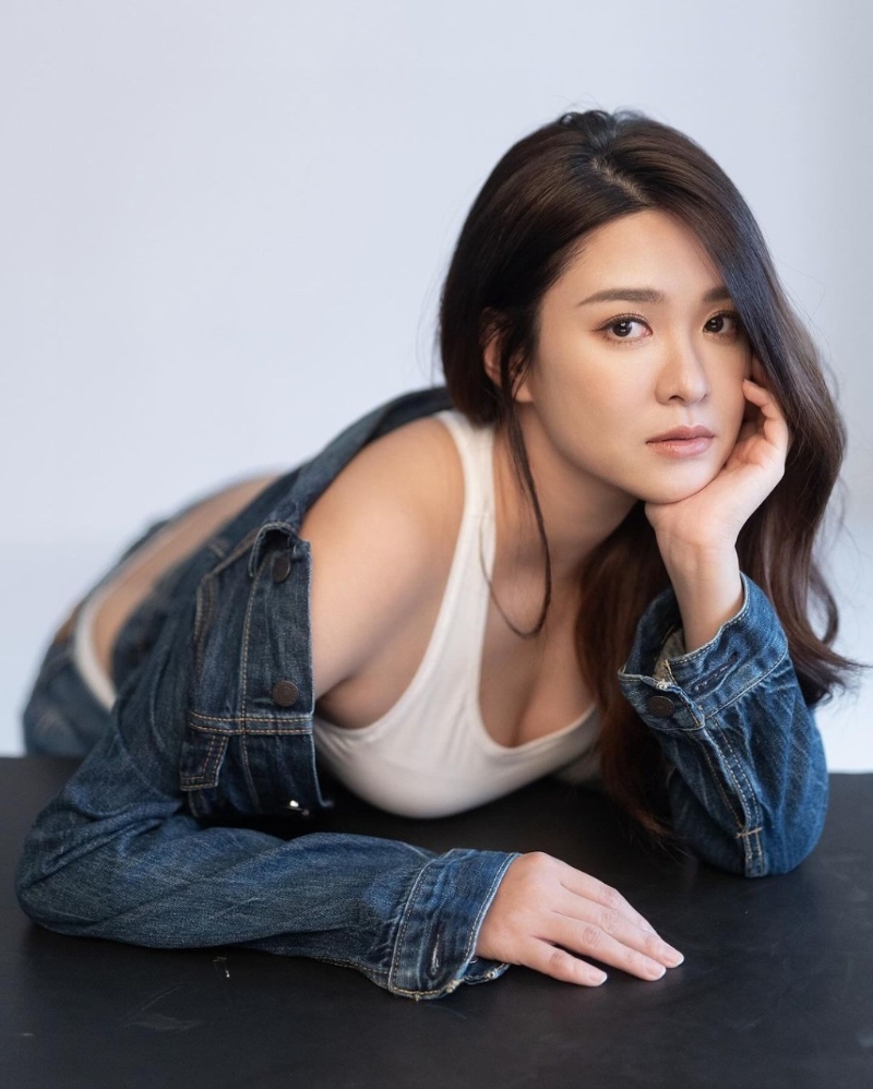 江嘉敏雖穿回藍色牛仔外套，惟俯身托下巴，完美展現澎湃3D上圍。