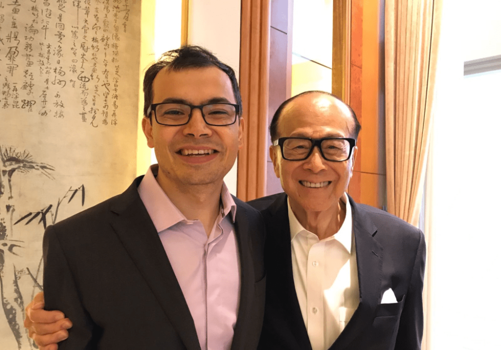 Demis Hassabis在2017年來港時，與李嘉誠會面。 （李嘉誠基金會圖片）