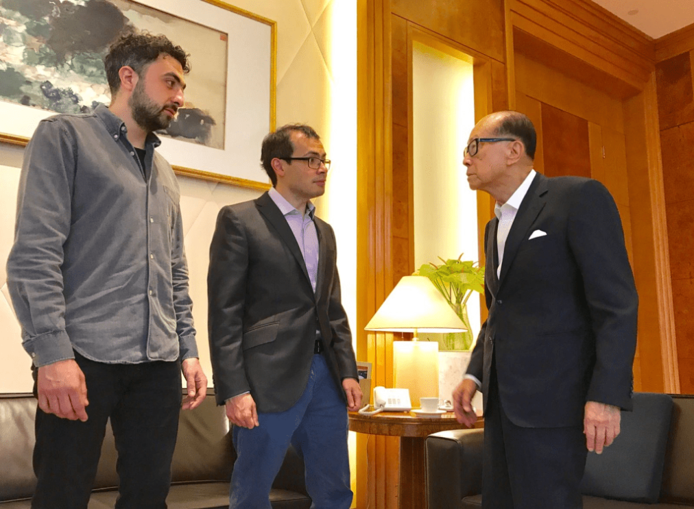 Demis Hassabis（中）與Deepmind另一名創辦人Mustafa Suleyman（左），在2017年來港時與李嘉誠會面，席間多次激動得站起來。 （李嘉誠基金會圖片）