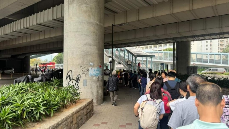 有網民指到深圳灣口岸的B2巴士線排了一條長龍。