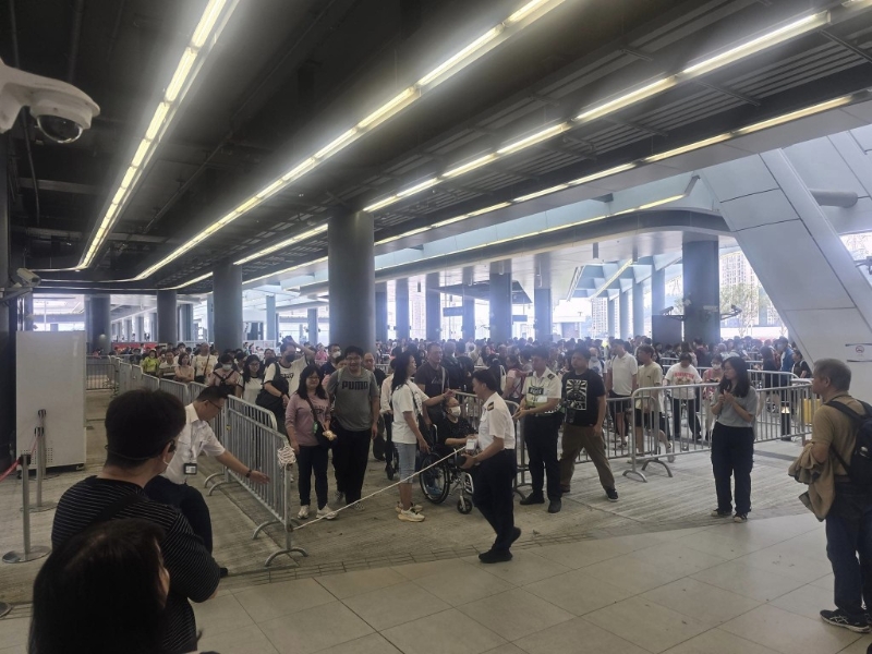 香園圍口岸已實施人潮管制，人龍排滿扶手樓梯前面空地。