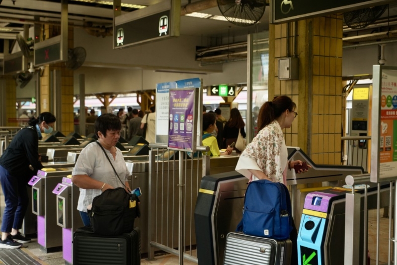 記者于上水站往羅湖及落馬洲方向觀察，不少市民在等候列車北上。