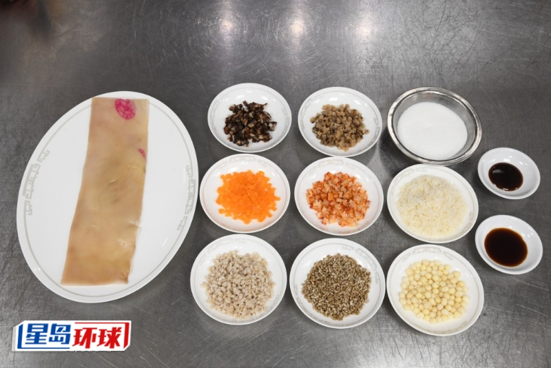 以多種不同口感的材料制作餡料。