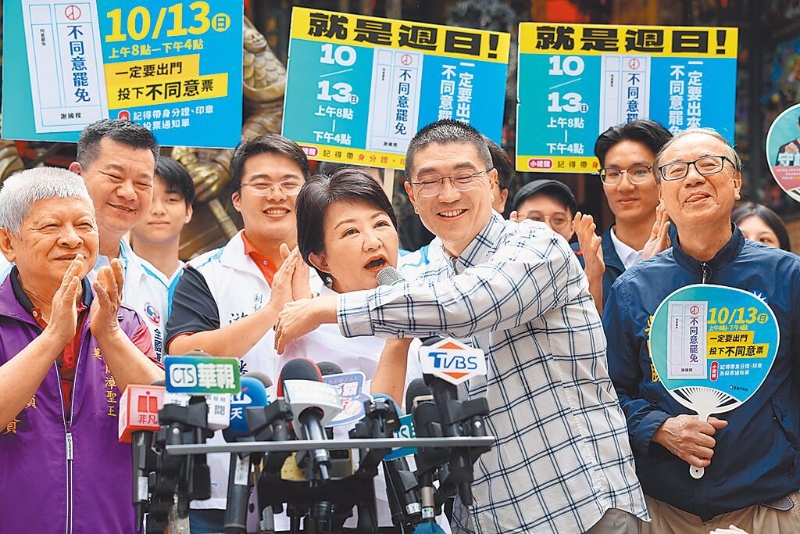 臺中市長盧秀燕(前左2)12日前往基隆「挺善梁」，與基隆市長謝國梁(前右2)擁抱展現大團結。（資料照)