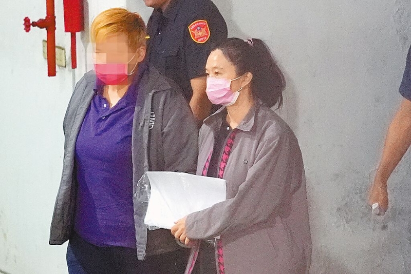 北檢偵辦京華城弊案15日提訊在押的臺北市議員應曉薇（右）及助理吳順民，以利厘清相關案情。