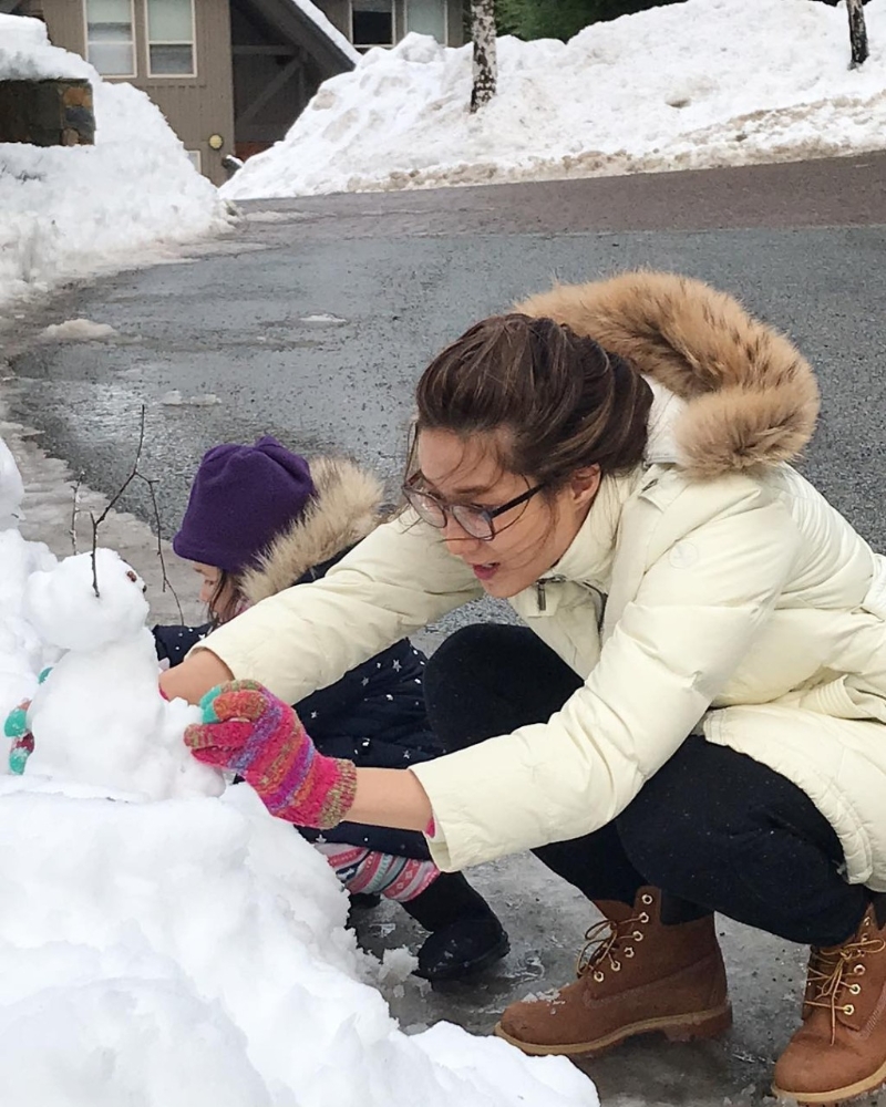鐘嘉欣曾在家門外陪仔女堆雪人。