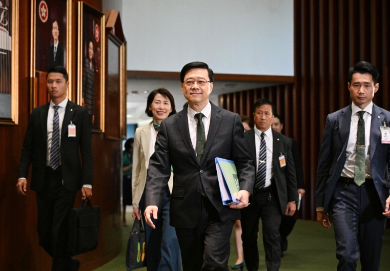 行政長官李家超到立法會宣讀2024年施政報告。 蘇正謙攝