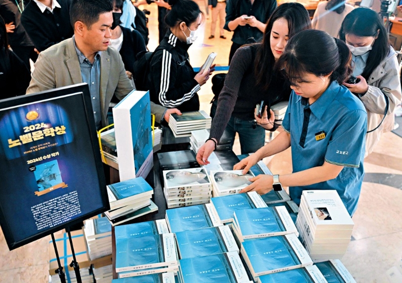 首爾一間書店擺放韓江的作品。