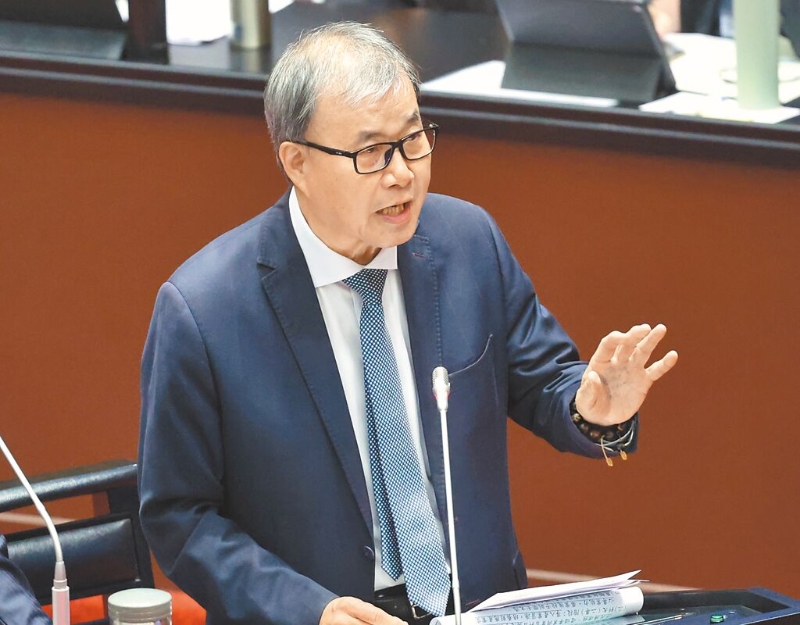 教育部長鄭英耀15日在“立法院”答詢表示，青年服勤同意書指的主要是后勤協助。