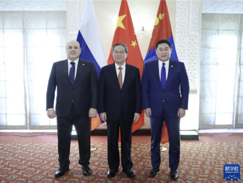 當地時間10月16日，中國國務院總理李強（中）與俄羅斯總理米哈伊爾·米舒斯京(Mikhail Mishustin)（左）及蒙古國總理羅布桑那木斯來·奧云額爾登(Luwsannamsrai Oyun-Erdene)（右）舉行了三方會談。