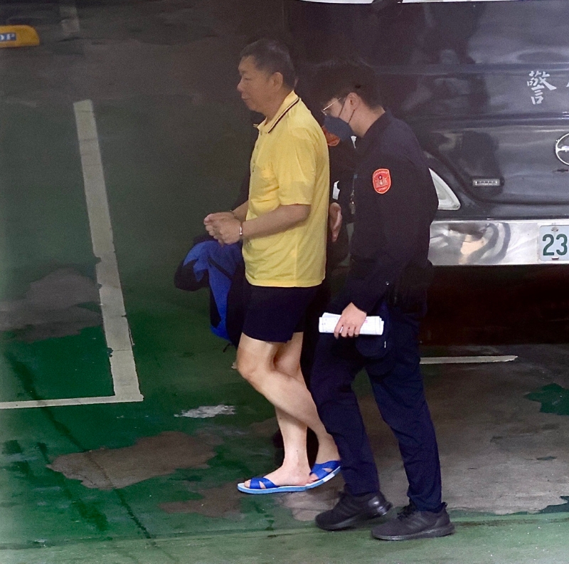 檢廉偵辦京華城案，檢方16日提訊在押的民眾黨主席柯文哲（左）。