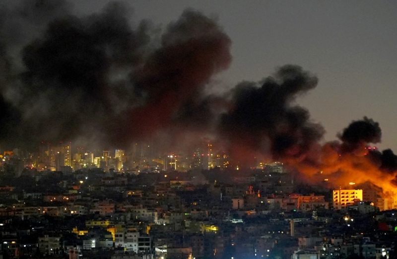 以色列20日空襲黎巴嫩真主黨（Hezbollah）金融機構Al-Qard Al-Hassan，該機構堪稱真主黨金庫，每年流入10億美元現金。圖為20日貝魯特南部郊區遭遇空襲。