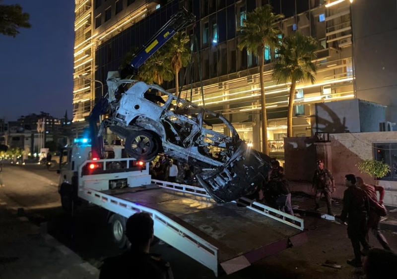 遇襲車輛被完全炸毀。路透社