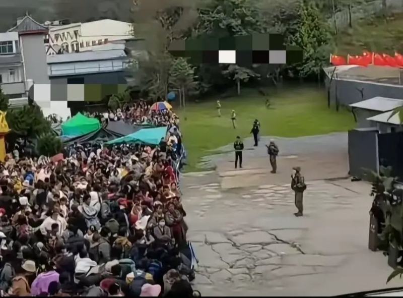 數以萬計緬甸難民涌到中緬邊境附近逃避戰火。微博