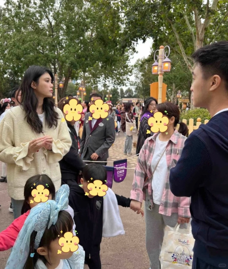 何猷君太太奚夢瑤及即將5歲的大仔何廣燊（Ronaldo）和下月3歲生日的細女Romee，日前現身上海迪士尼。