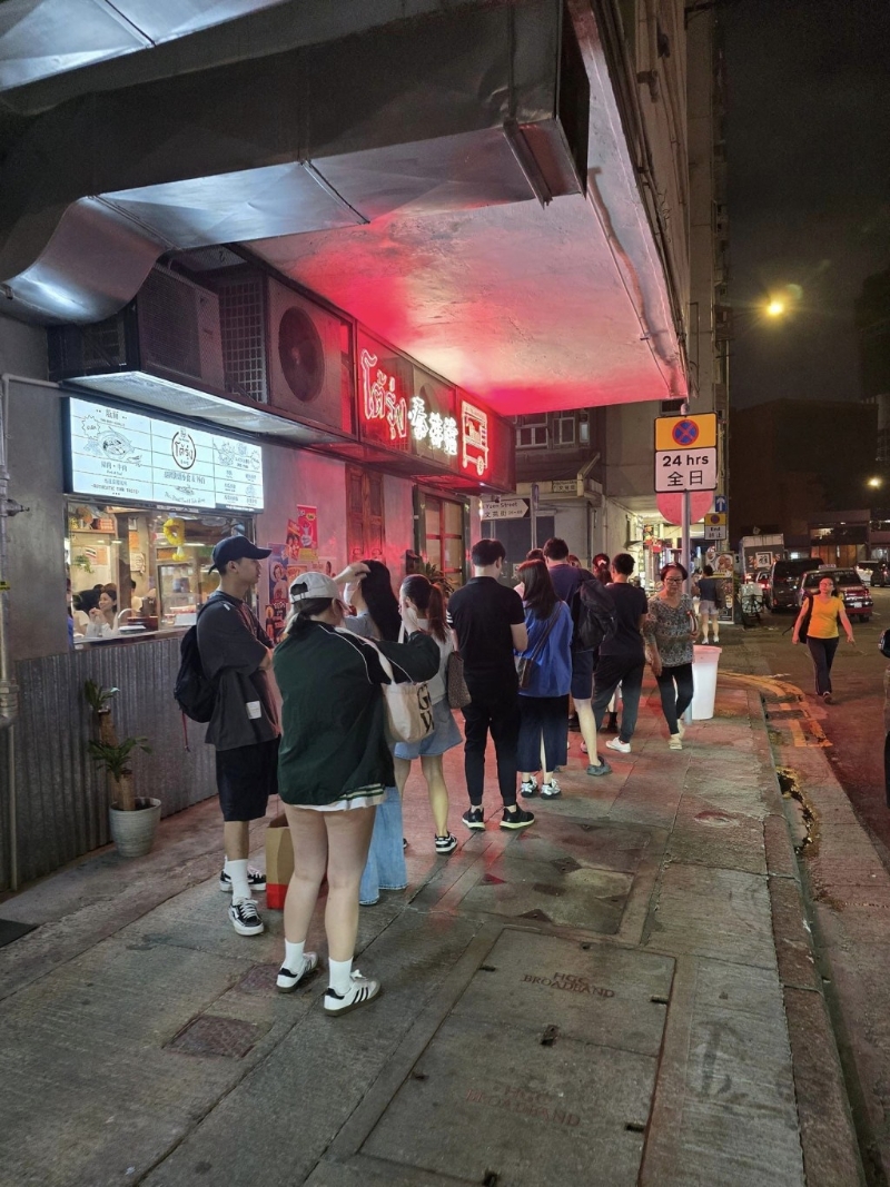 不少網民分享人龍照，形容“日又多人、夜又多人?！币虿蛷d不設訂位，更有食客要排足75分鐘才入座，人山人海的情況絕對是逆市奇觀。（圖片來源：全港店鋪消息(開張 執笠)新關注組