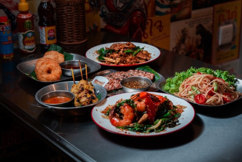 餐廳由灣仔米芝蓮船麵店Samsen出身的泰籍主廚主理，主打正宗泰國菜及泰式街頭小炒。（圖片來源：官方專頁）