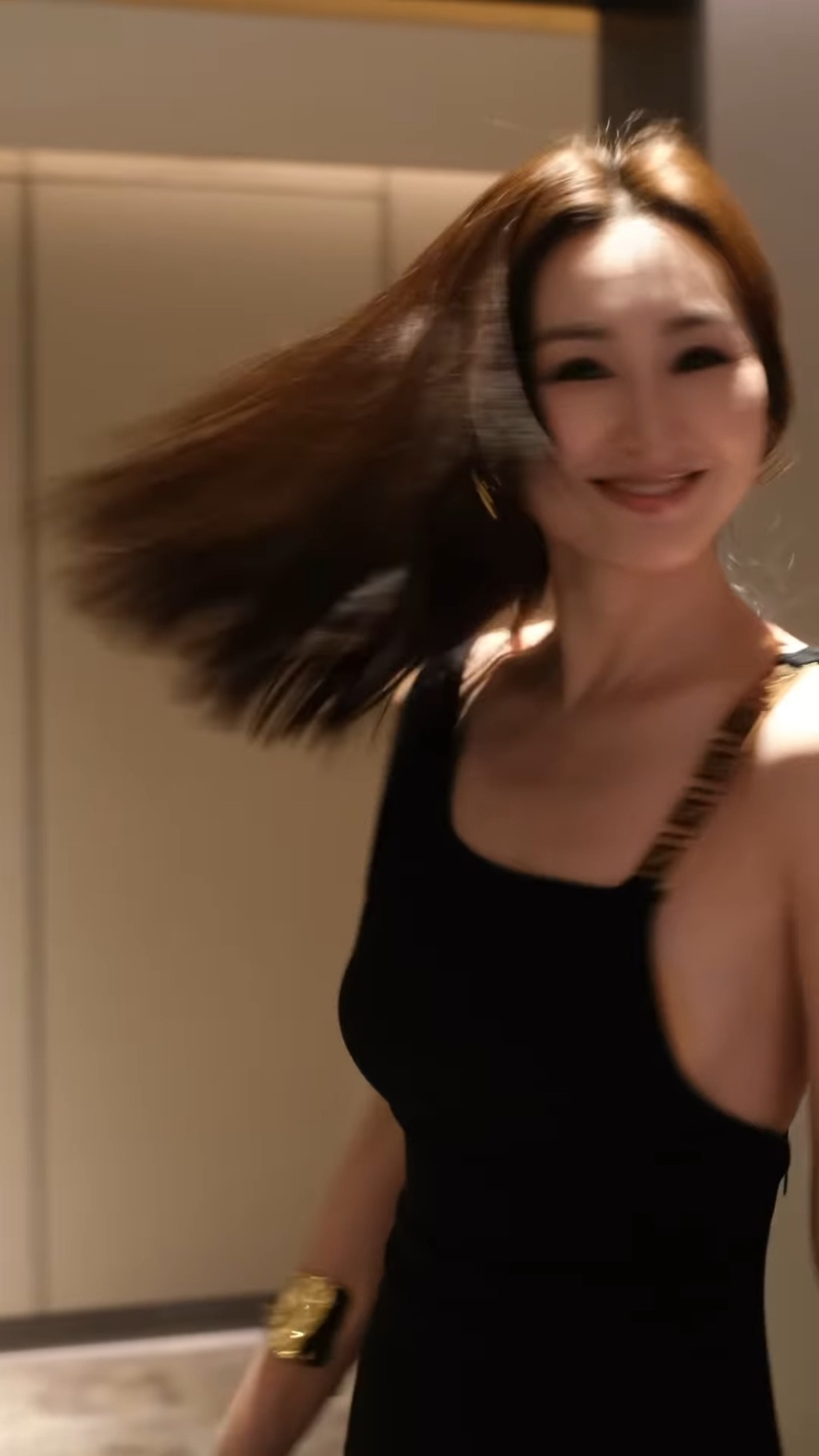 不過就在高海寧忘我地轉圈時，其豐滿上圍一覽無遺，更不慎露出些許側乳，場面非常香艷！