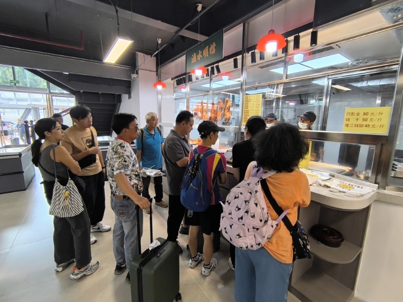 香蓮街市有售賣獅頭鵝的檔口吸引不少港人購買。