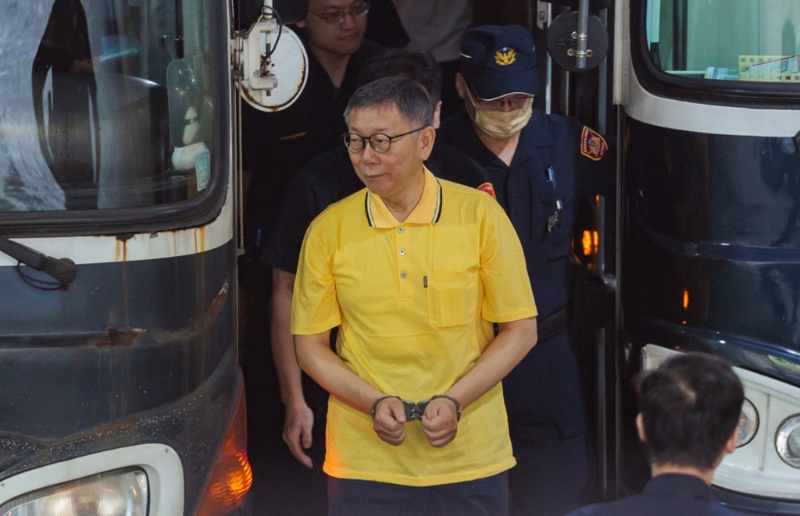 民眾黨新竹市議員李國璋日前透露，民眾黨主席柯文哲的爸爸柯承發，目前已住進加護病房；柯粉社團有網友爆料，柯文哲已在18日帶著手銬前去探望柯爸。（資料照）