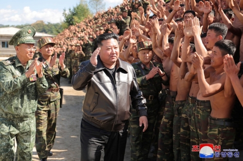金正恩視察特戰部隊訓練基地期間，點名批評韓國總統尹錫悅。 路透社