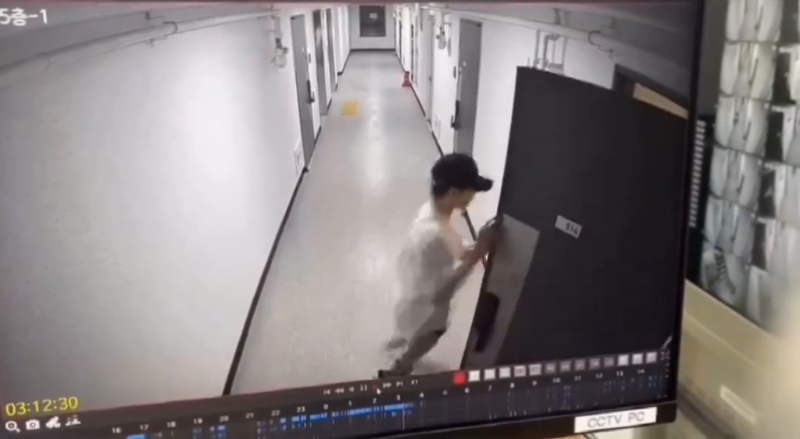 據韓媒《朝鮮日報》報道，趙芮梨日前其社交平臺X及IG限時動態，發帖曝光一段長約9秒的住所門外監視器畫面。