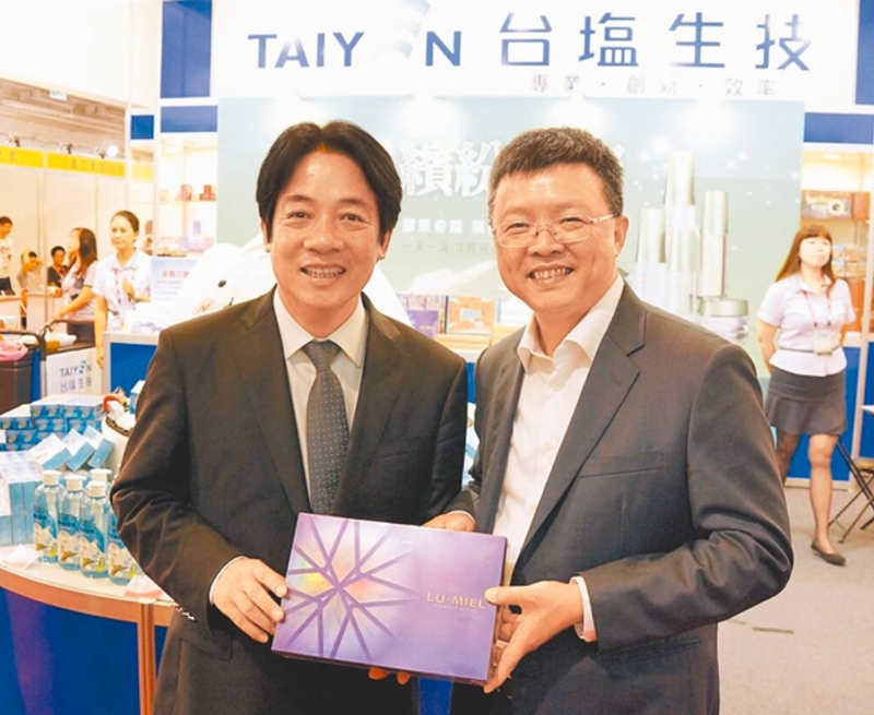 2016年時任臺南市長賴清德（左）與陳啟昱（右）在國際生技綠能展會場上相見歡。