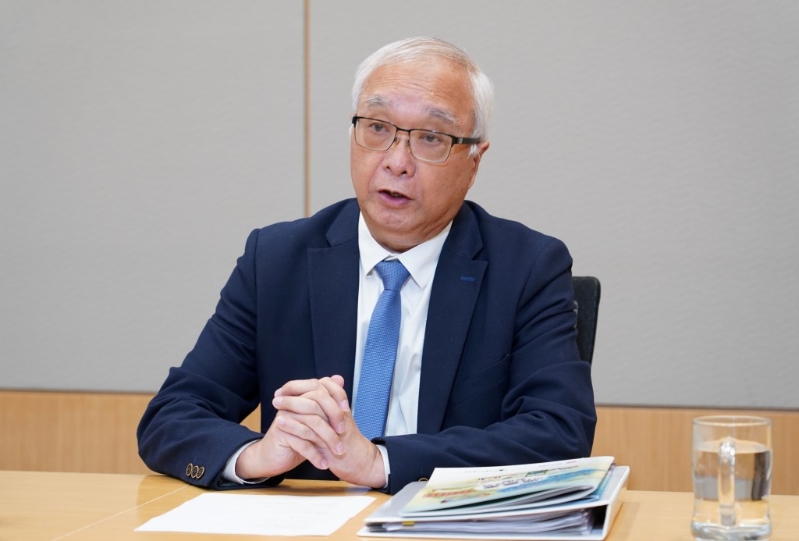謝展寰表示政府正與大型餐飲業界合作，試驗第二階段受管制塑膠產品的替代品。