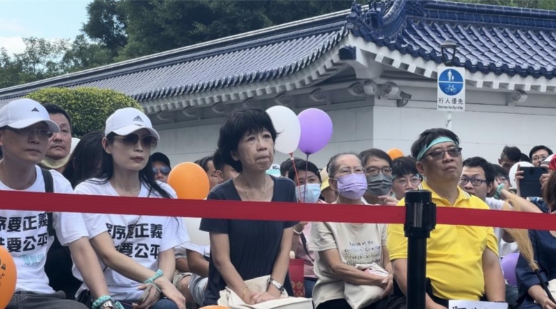 民眾黨今天下午在中正紀念堂旁愛國東路封街,舉行“賴政府,搞什么鬼?”集結活動,民眾黨主席柯文哲妻子陳佩琪現身,激動落淚。 民眾黨今天下午在中正紀念堂旁愛國東路封街,舉行“賴政府,搞什么鬼?”集結活動,民眾黨主席柯文哲妻子陳佩琪現身,激動落淚。