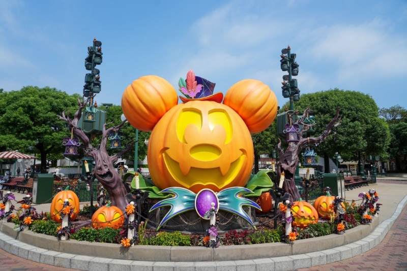 今年香港迪士尼樂園將于9月13日至10月31日舉行“Disney Halloween Time”萬圣節活動，園內換上主題裝飾。