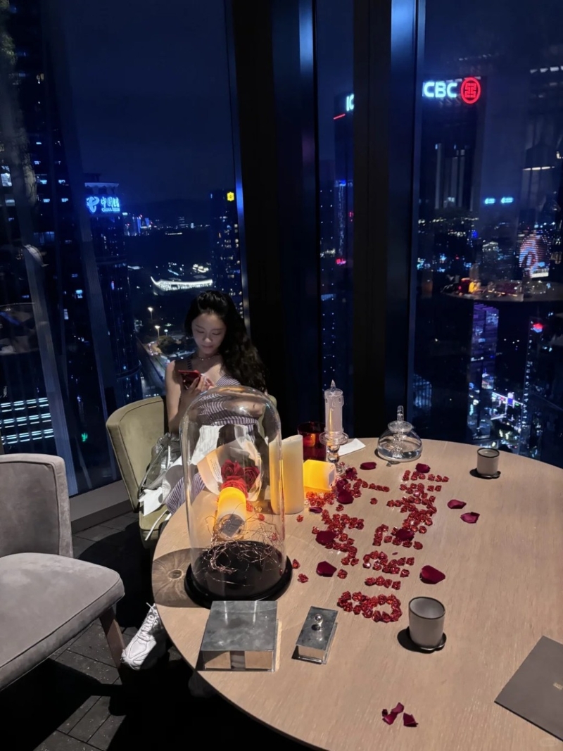 枱上一個玻璃裝飾卻意外反射看到身穿黑西裝的男子，相信倒影中人便是葉文的圈外男友。