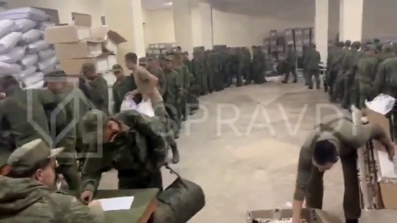 據信是抵俄北韓士兵排隊領取物資的場面。SPRAVDI