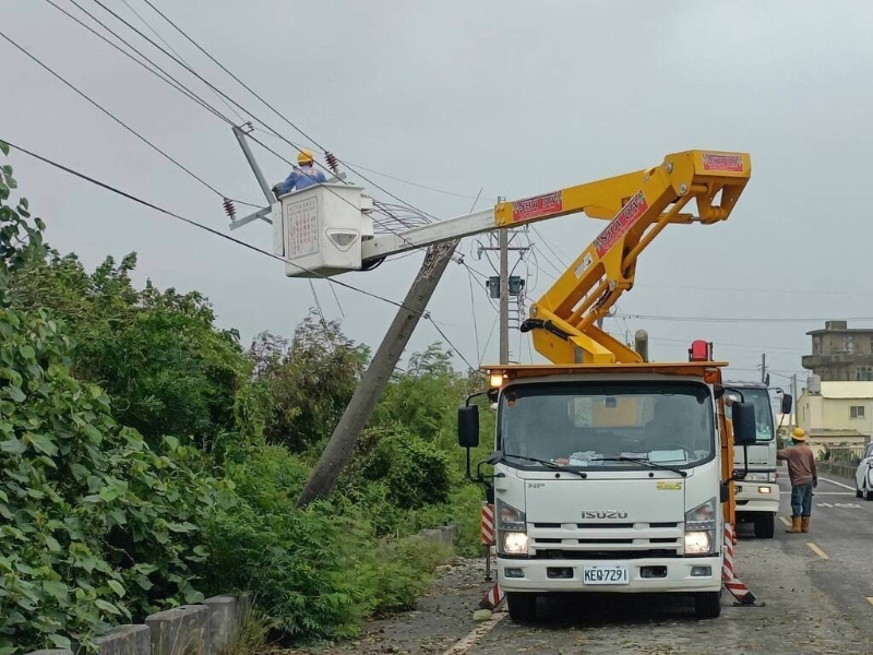 臺風康妮31日下午從臺東登陸，臺南市沿海地區出現10級強風，近萬戶人家一度停電，臺電動員全力搶修。