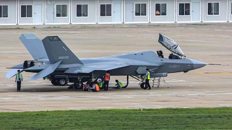 去年互聯網曾傳出編號“35”字頭的疑似空軍版殲-35戰機測試機圖片。