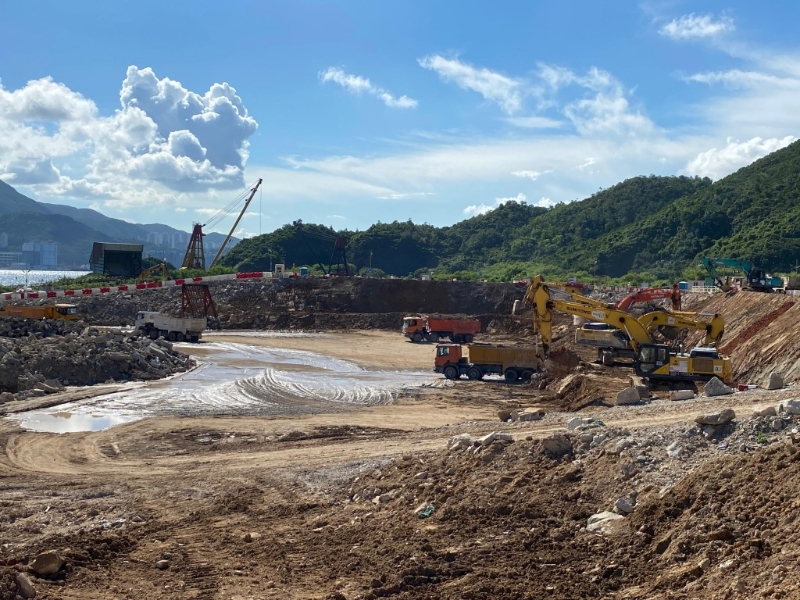 區議員張美雄認為，可在137區填料庫撥出土地，安置違規的修車檔，讓他們在監管下繼續作業。