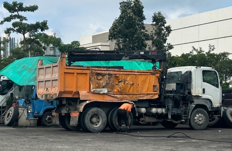不少重型車輛來修補車胎。