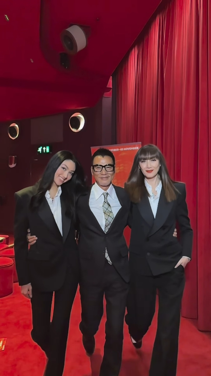 任達華一家三口攬實行catwalk。