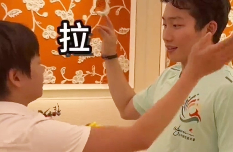 全紅嬋假裝在師兄王宗源面前表演魔術，實際上卻是趁機掌摑。
