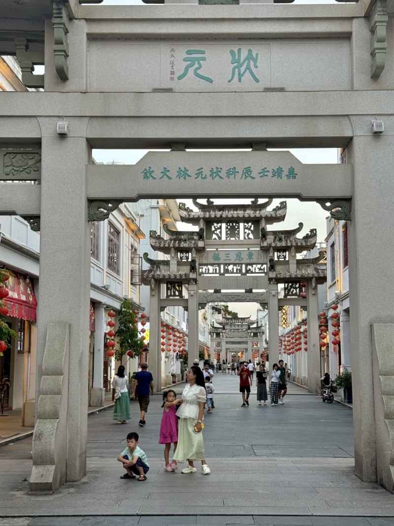 漫步在街上，仿佛能夠聽見歷史的低語，每一座牌坊都是歷史見證者，訴說著潮州的文化脈絡