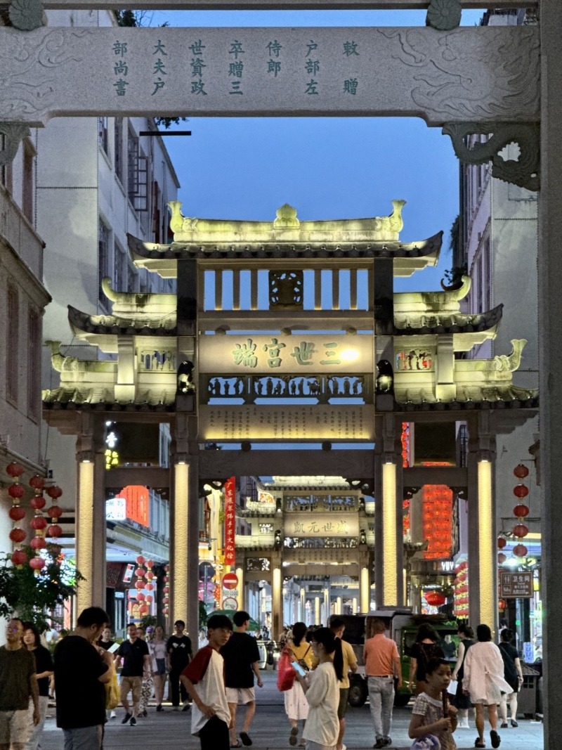 喜歡潮州美食？不如坐高鐵直接到潮州逛逛！潮州牌坊街位于古城的心臟地帶，是一條歷史與文化的脈絡，串聯著潮州城市的歷史與現代
