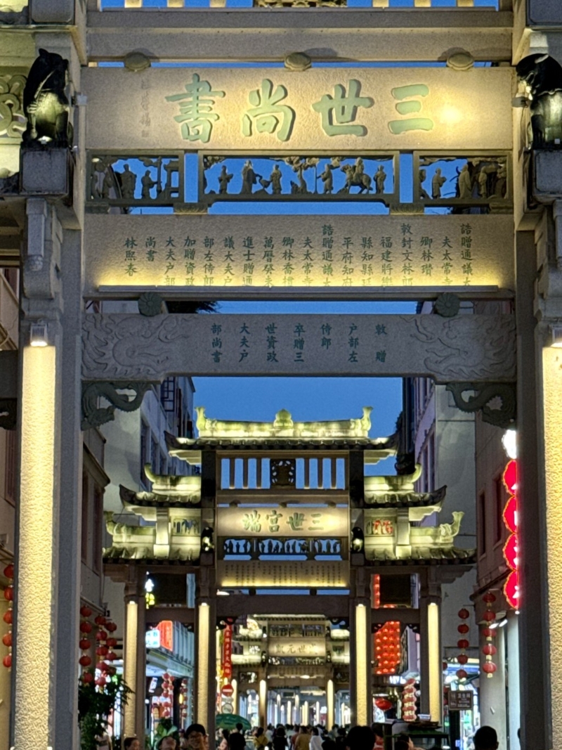 這時候是拍攝牌坊夜景是最佳時機?？梢赃x擇在街道的中間位置，將兩側的騎樓和牌坊巧妙地框入鏡頭中，創造出深邃的透視效果