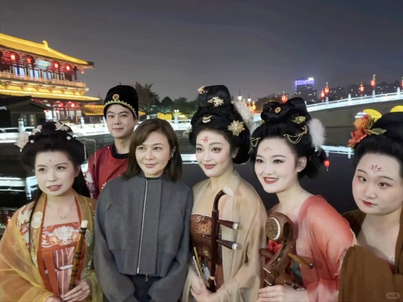 關之琳與敦煌古裝美女合影。