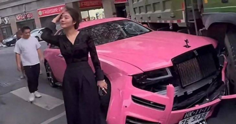 朱根菜心痛愛車被撞毀。