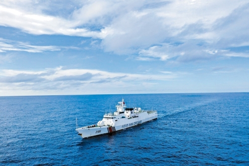 中國海警艦艇在黃巖島附近巡邏。